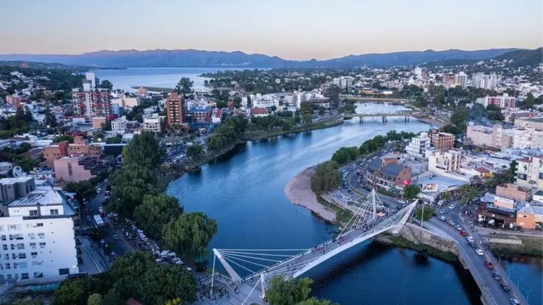 El centro de Villa Carlos Paz cuenta con muchas actividades, restaurantes, bares, cafés y tiendas que ofrecen opciones para todos los presupuestos. 
