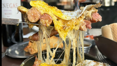 A Raja Cincha es un bodegón porteño reconocido por su propuesta gastronómica que combina tradición y modernidad, ubicado en el barrio de Villa del Parque. A Raja Cincha es un bodegón porteño reconocido por su propuesta gastronómica que combina tradición y modernidad, ubicado en el barrio de Villa del Parque.