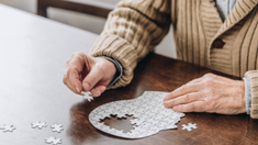 El fármaco ataca los depósitos de una proteína llamada beta-amiloide . El fármaco ataca los depósitos de una proteína llamada beta-amiloide .