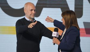 Bullrich se abraza con Larreta tras su victoria en las PASO.