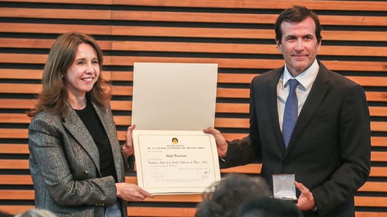 Javier Milei encabezó el acto en el que distinguieron como ciudadano ilustre de CABA a Adolfo Cambiasso. 