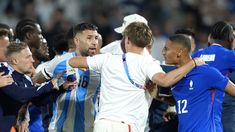 El capitán de la Selección, Nicolás Otamendi reaccionó ante la provocación del francés Millot. El capitán de la Selección, Nicolás Otamendi reaccionó ante la provocación del francés Millot.