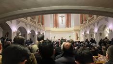 En la ceremonia dentro de la Iglesia, los asistentes cantaron consignas franquistas e hicieron el saludo fascista. En la ceremonia dentro de la Iglesia, los asistentes cantaron consignas franquistas e hicieron el saludo fascista.