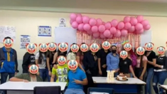 Alumnos de México le hicieron una fiesta sorpresa a su profesora y les salió mal. Alumnos de México le hicieron una fiesta sorpresa a su profesora y les salió mal.
