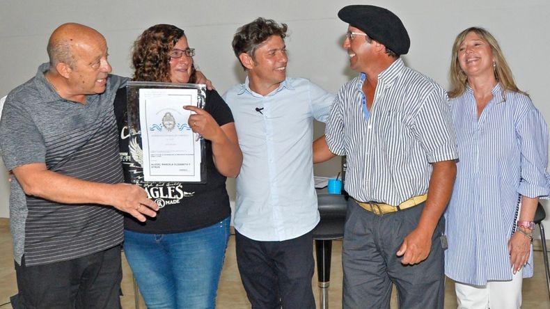 Kicillofla entregó 245 escrituras sociales a familias de Mar Chiquita