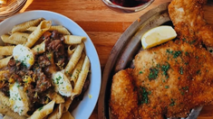Alitas de pollo a la calabresa y pastas frescas en Cantina Mandia. Alitas de pollo a la calabresa y pastas frescas en Cantina Mandia.
