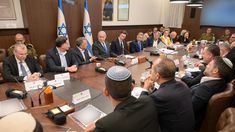 “El gobierno acaba de aprobar el marco para la liberación de todos los rehenes, tanto los vivos como los fallecidos”, afirmó un comunicado del premier israelí. “El gobierno acaba de aprobar el marco para la liberación de todos los rehenes, tanto los vivos como los fallecidos”, afirmó un comunicado del premier israelí.