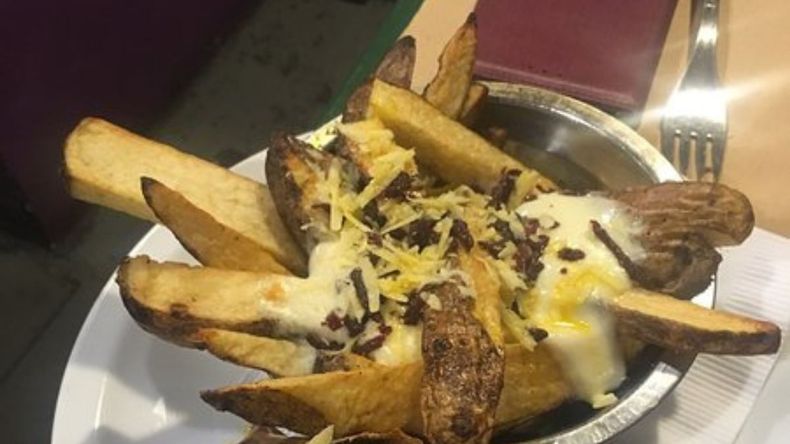 Este bodegón logró ganarse un lugar especial en el corazón de los porteños y turistas, gracias a su rica historia, su ambiente acogedor y, por supuesto, su exquisita gastronomía.   