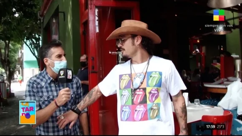 El periodista lo siguió y Osvaldo lo paró con las manos.