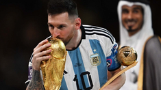 Messi levantó la Copa del Mundo en Qatar 2022. Messi levantó la Copa del Mundo en Qatar 2022.