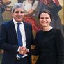 Luis Caputo junto a&nbsp; Susana Cordeiro Guerra.&nbsp; 