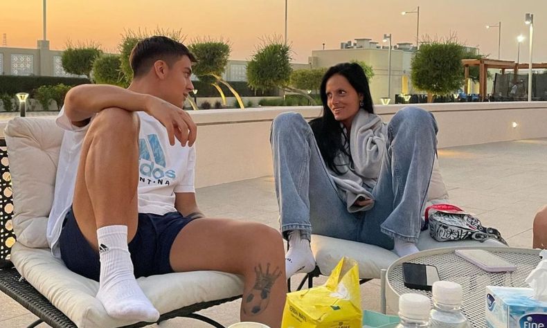 Oriana junto a Dybala en el predio de la Selección.