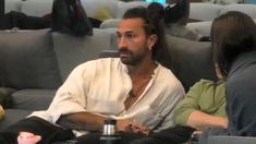 Lisandro no pudo ocultar su preocupación tras el inesperado grito contra él. Lisandro no pudo ocultar su preocupación tras el inesperado grito contra él.