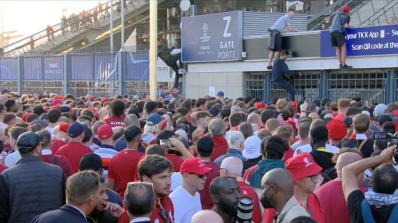 Los hinchas ingleses desboradron los ingresos a la cancha.