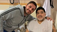 Matías Morla junto a Diego Maradona en una de sus últimas internaciones. Matías Morla junto a Diego Maradona en una de sus últimas internaciones.