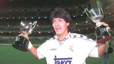 Este jugador fue un goleador estrella en la década del 90. Este jugador fue un goleador estrella en la década del 90.