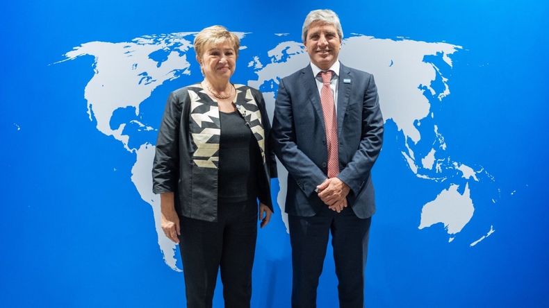Luis Caputo junto a Kristalina Georgieva.