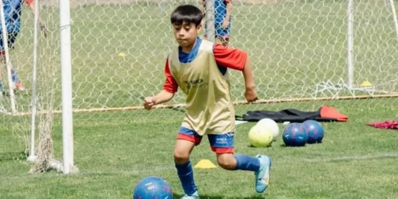 Imer Garrido es diestro y juega de volante.