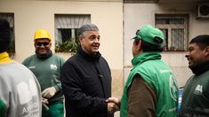 Jorge Macri saluda a los trabajadores que realizan la poda en la Ciudad.