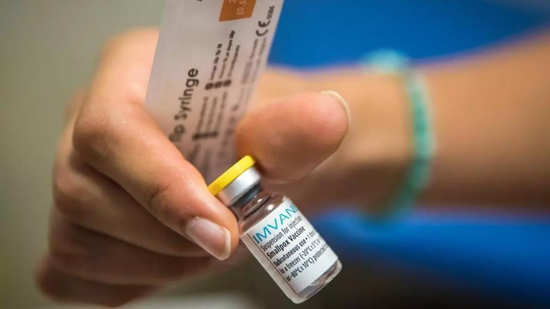 Actualmente hay dos vacunas contra la viruela del mono que ayudan a prevenir y reducir la gravedad de la enfermedad.