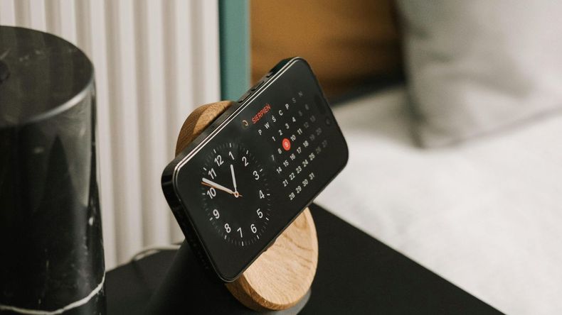 El celular se convirtió en un elemento omnipresente en nuestra vida diaria, siendo esencial tanto para la comunicación como para el entretenimiento y el trabajo.