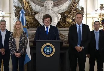 Javier Milei junto a sus funcionarios. Javier Milei junto a sus funcionarios.