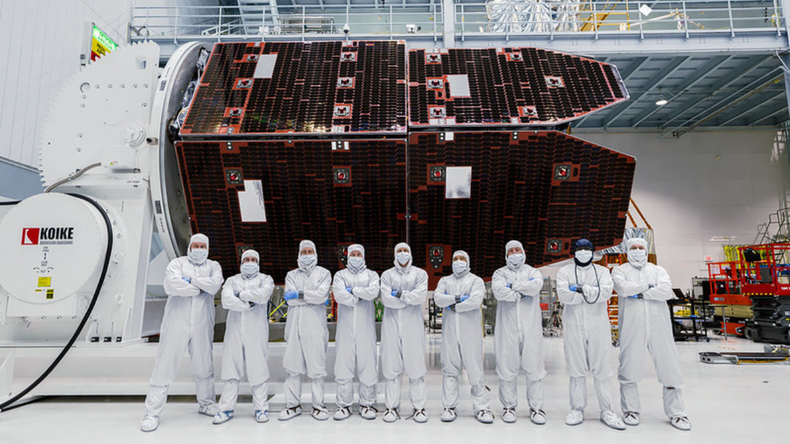 Técnicos del Centro de Vuelos Espaciales Goddard de la NASA instalaron el parasol del conjunto de paneles solares del Telescopio Espacial Nancy Grace Roman. 
