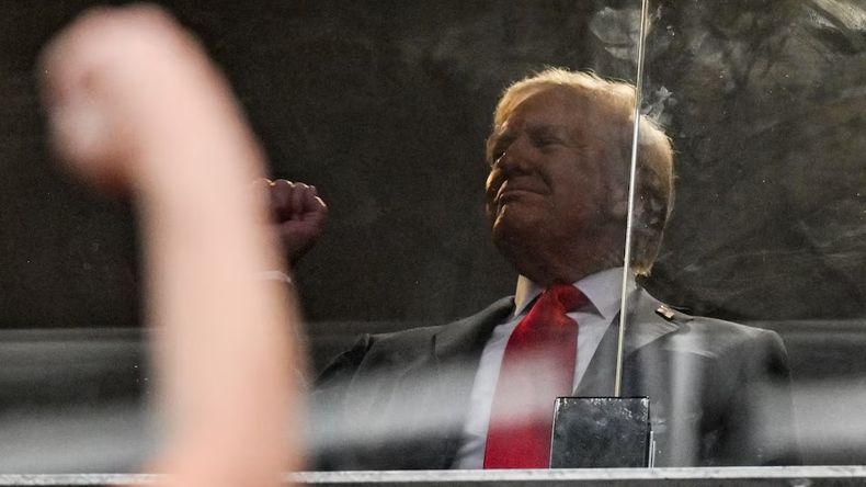Donald Trump fue ovacionado por todo el estadio en Arizona.