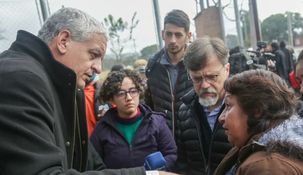 Pietragalla junto a familiares de detenidos.