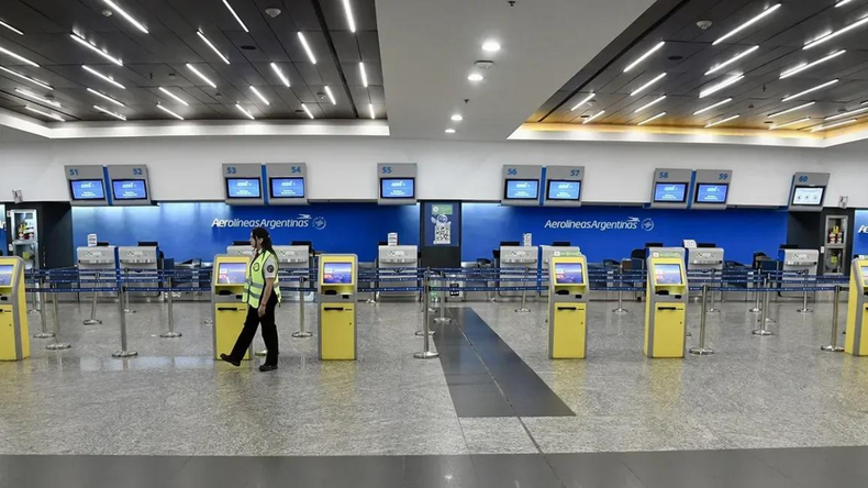 Continúa el caos en los aeropuertos: a qué hora termina el paro de aeronáuticos