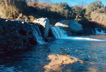 Balnearios, playas de arena y piedra, y ollas naturales ofrecen opciones para todas las edades. Balnearios, playas de arena y piedra, y ollas naturales ofrecen opciones para todas las edades.