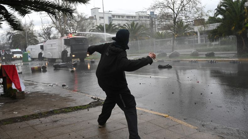 Una decena de manifestantes encapuchados se enfrentaron con carabineros.