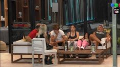 Un grito desde afuera revolucionó la casa. Un grito desde afuera revolucionó la casa.