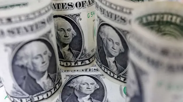 El dólar oficial rebotó en el arranque de la semana corta.
