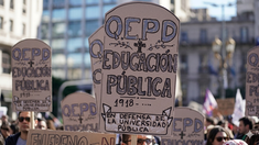 Universidad pública ayer, hoy y siempre: una multitud de personas se congregó para reclamar la aplicación de la Ley de Financiamiento Universitario. Universidad pública ayer, hoy y siempre: una multitud de personas se congregó para reclamar la aplicación de la Ley de Financiamiento Universitario.