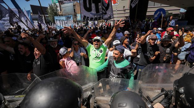 Los movimientos sociales marcharon este viernes en Puente Pueyrredón.&nbsp;