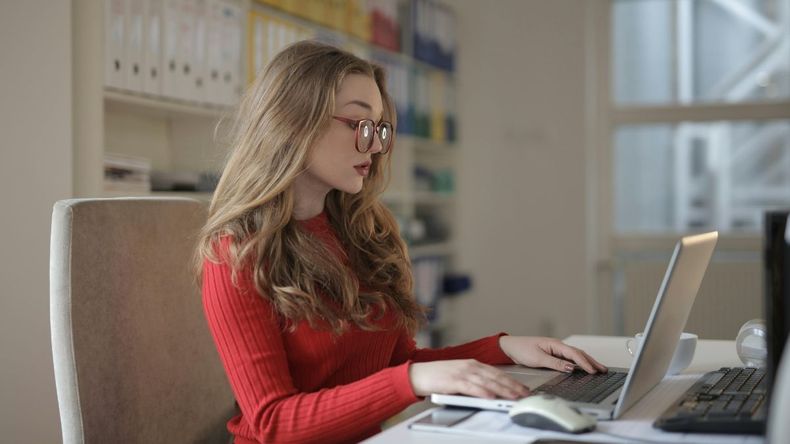 El concepto de home office fue ganando terreno gradualmente en el ámbito laboral, atrayendo a un número creciente de personas que buscan esta modalidad de trabajo