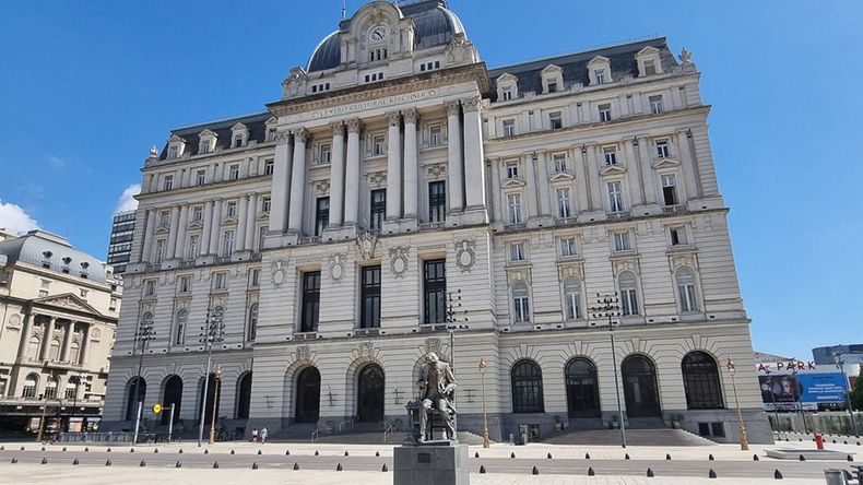 El hombre sufrió una crisis nerviosa cuando lo descubrieron y se tiró por la ventana