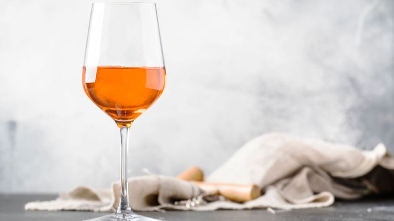 El nuevo vino que se está poniendo de moda en Europa y se cree que se hace con naranjas.