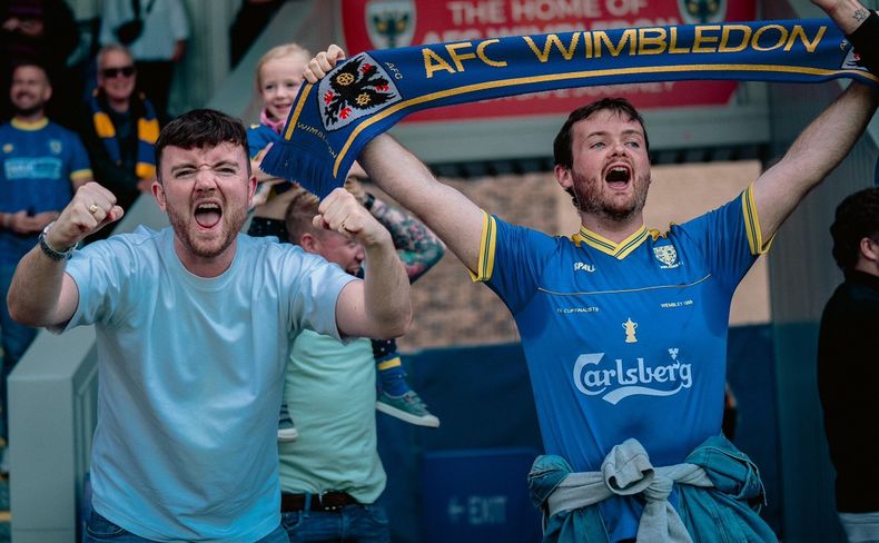 Los fanáticos de AFC Wimbledon festejaron el triunfo.