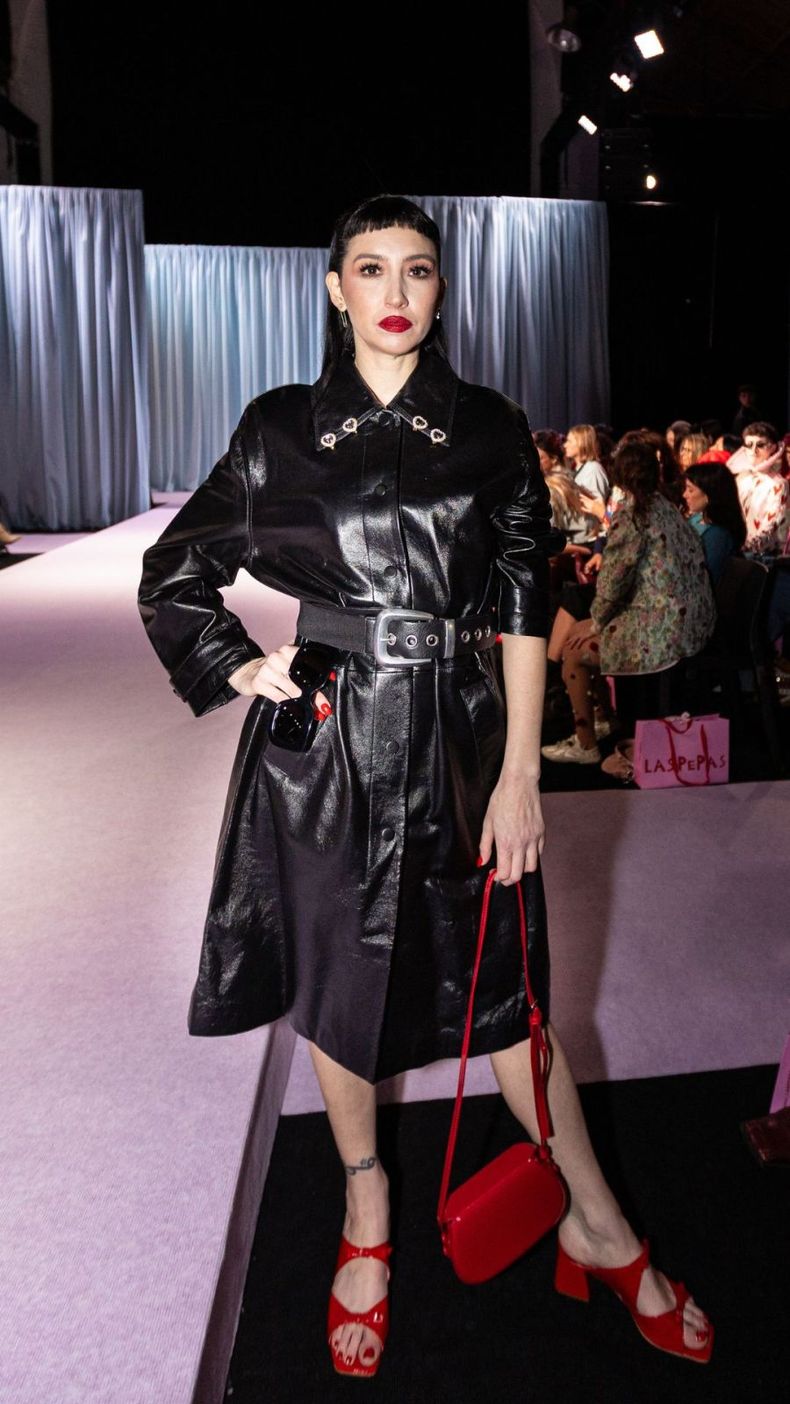 Así fue el look total black con elementos en color rojo que lució Sofía Gala.