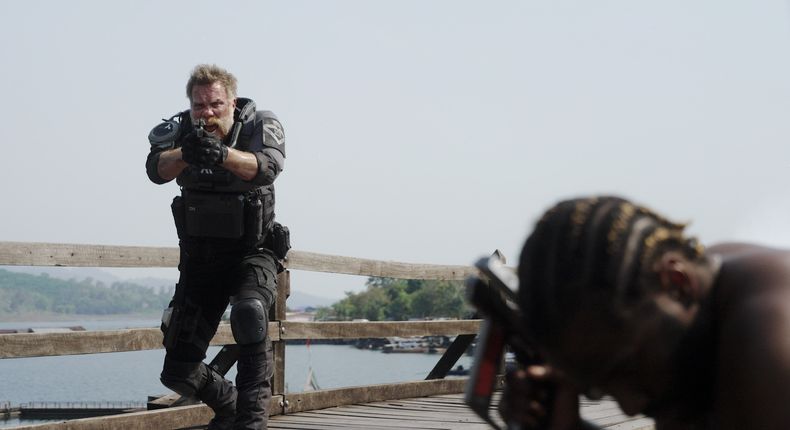 RESISTENCIA transcurre en un mundo futurista impactante, creado con la singular habilidad de Edwards para dar vida a entornos únicos de formas poco convencionales. Apostando a un plan de rodaje y posproducción que desafió los procesos habituales de la industria del cine, el realizador abre las puertas de un universo tan épico como intimista.