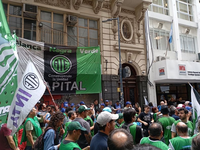 Trabajadores se movilizaron contra los despidos y la intervención del INTA: Es un desguace que no tiene fin