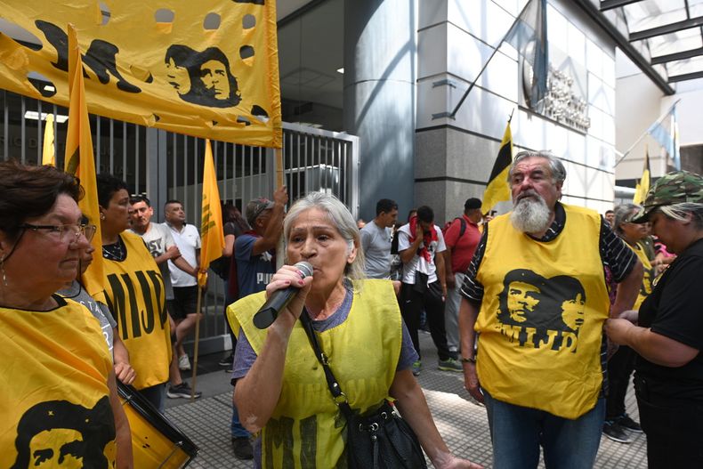 Raúl Castells y otros dirigentes del MIJD frente al Ministerio de Trabajo.