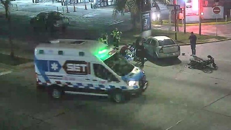Así fue el giro en U de un auto que provocó el choque con una moto.