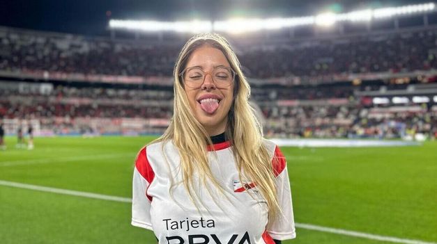 Nati Jota protagonizó un blooper en el campo de juego del Monumental.