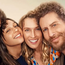 La película sigue a una adolescente tímida que crece en el seno de una familia sorda, siendo la única persona oyente. Su vida da un giro inesperado cuando descubre que tiene un talento especial para el canto. La película sigue a una adolescente tímida que crece en el seno de una familia sorda, siendo la única persona oyente. Su vida da un giro inesperado cuando descubre que tiene un talento especial para el canto.