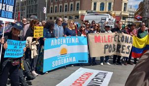 ‘¡Milei, fascista, vos sois la dictadura!’ o ‘¡Fuera fascistas de nuestros barrios¡’, gritaban en la céntrica plaza de Callao.&nbsp;