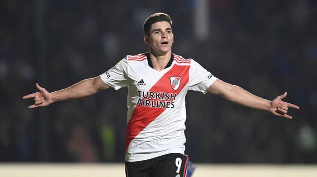 Julián Álvarez, fue la figura marcó tres goles y se llevó la pelota.