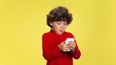 El pequeño pidió toboganes de agua, camiones y, todo tipo de juguetes con la ayuda de Alexa. El pequeño pidió toboganes de agua, camiones y, todo tipo de juguetes con la ayuda de Alexa.